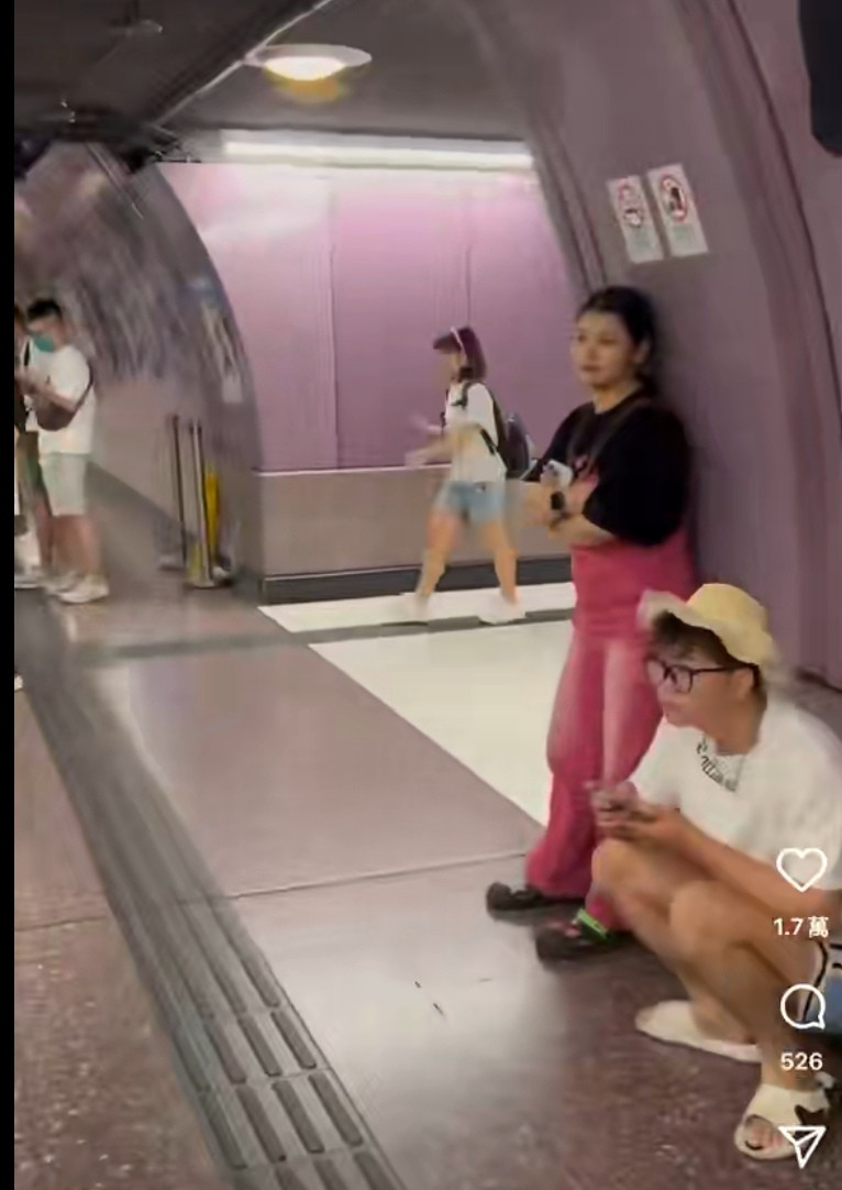 香港地铁站，内地客蹲在地上，遭嘲讽:“这里不能上撤硕。”