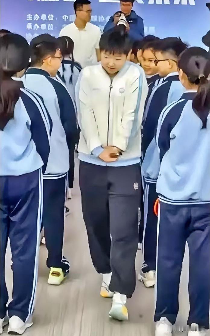 不信抬头看，苍天饶过谁。孙颖莎被扔回到学生堆里，好好补上了青春一课。像不像忘记