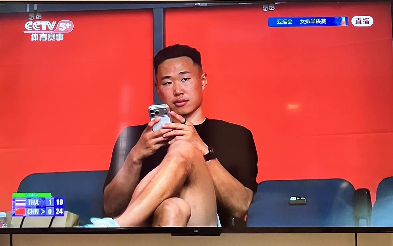还真有夫妻相亚运会女排半决赛。中国女排和泰国女排的比赛直播中，直播镜头长时间