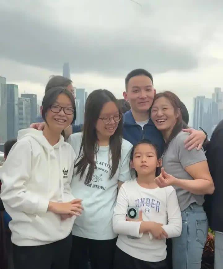 二妹从认亲宴会到现在的和妈妈一起表情。可以确定网友们的三观正确的。网友们