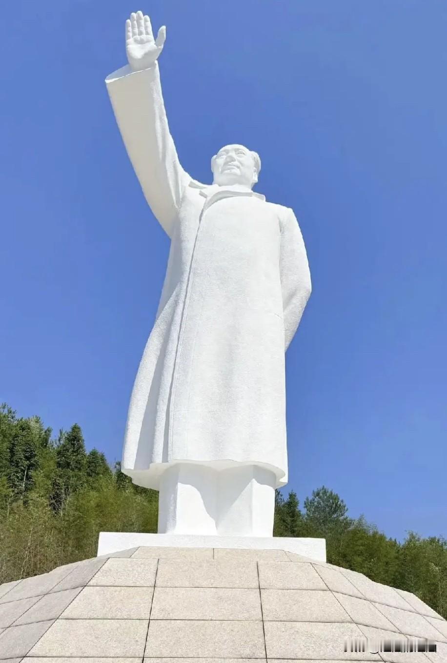 5.1去了毛主席纪念园，发现一个特别感人的现象。来来往往的游客，一走到毛主席