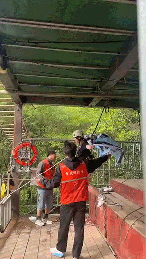 日常游玩，个人尽量不要体验高空蹦极、悬崖秋千等项目，尽管其理论致命概率远低于日常