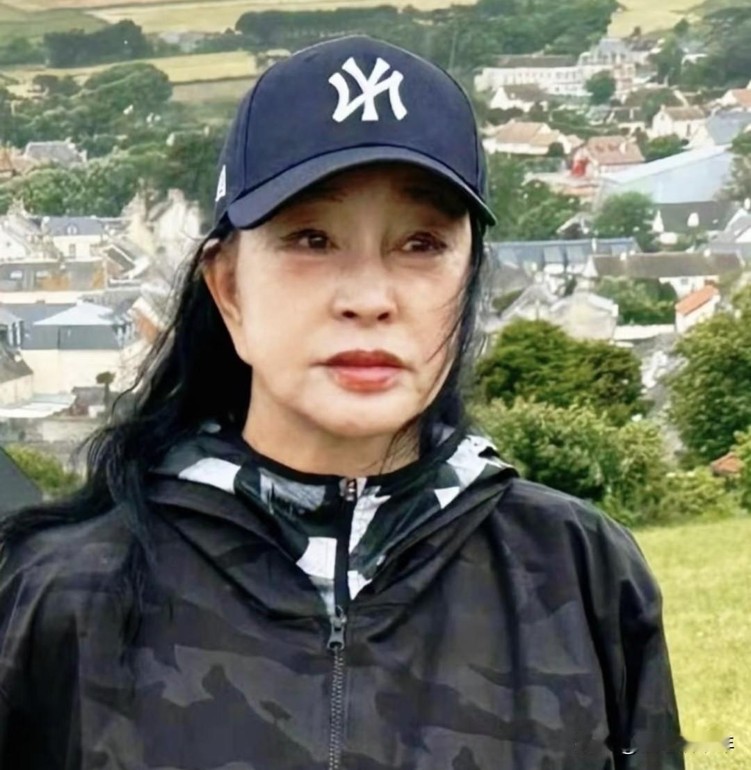 75岁刘晓庆，素颜太绝了！姐妹们，75岁刘晓庆的素颜照直接看醒我！没有浓妆滤