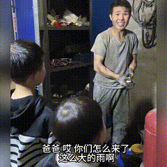 冒雨送饭换来一顿“数落”，却暖了无数人。晚上九点大雨未停，女子见丈夫加班迟迟未
