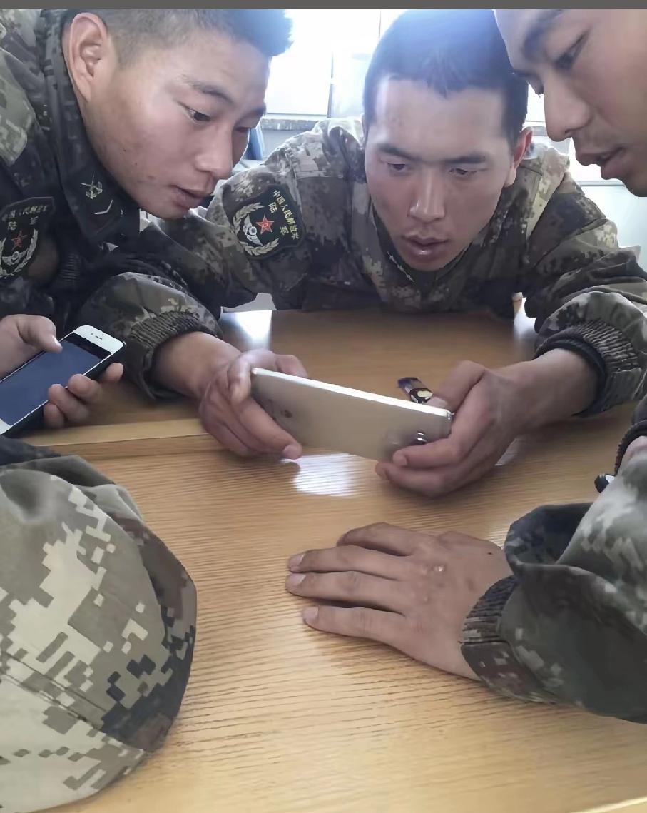 这么严肃紧张的表情，谁能告诉我他们是在玩什么游戏！图中的这个中尉也不是一般人，