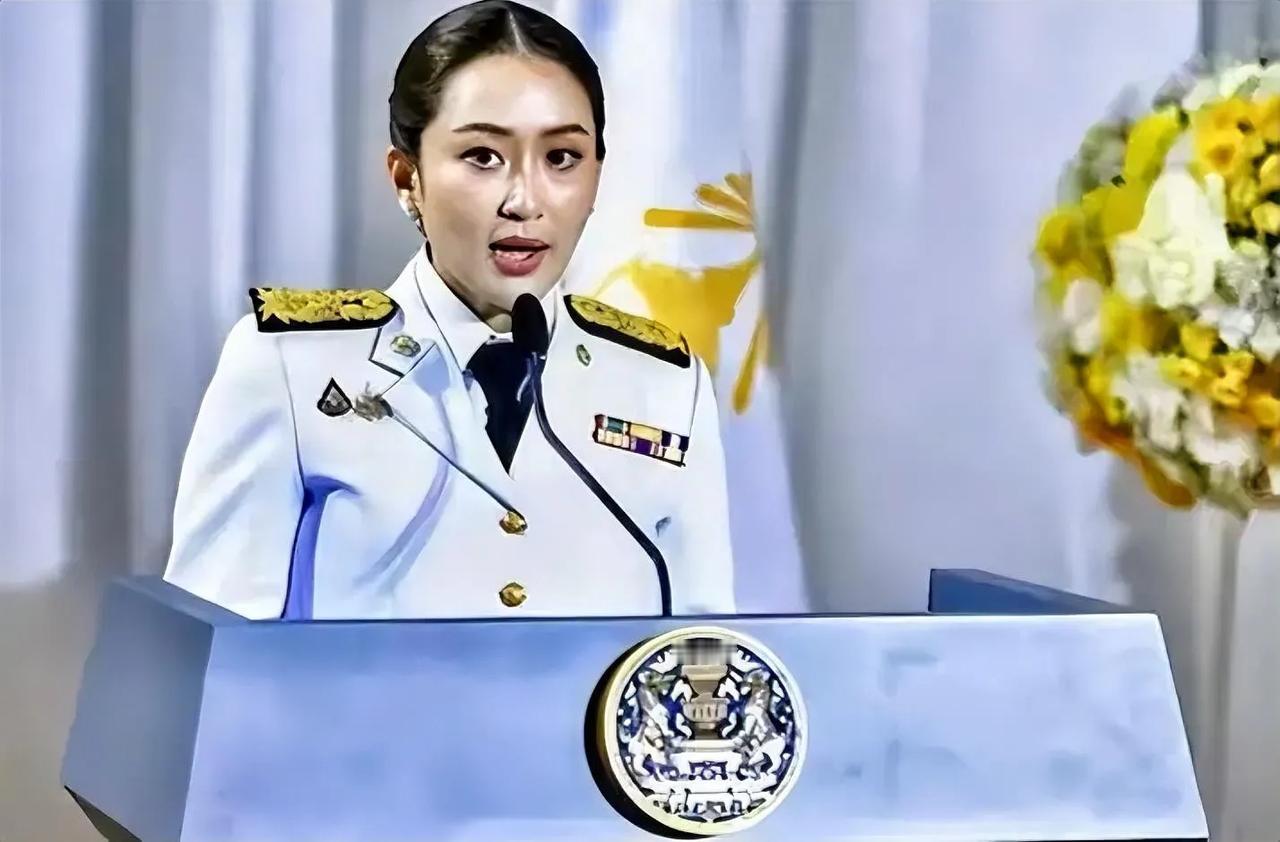 泰国文化部长佩通坦这时候在极力地要求恢复自己曾经的总统权力。她向法院递交材料，并