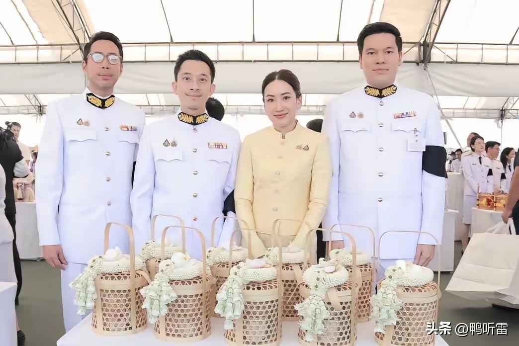 信息量很大，他信被特赦，他大女儿出面接受采访，泪流满面地感谢泰王的恩赐。当天还举