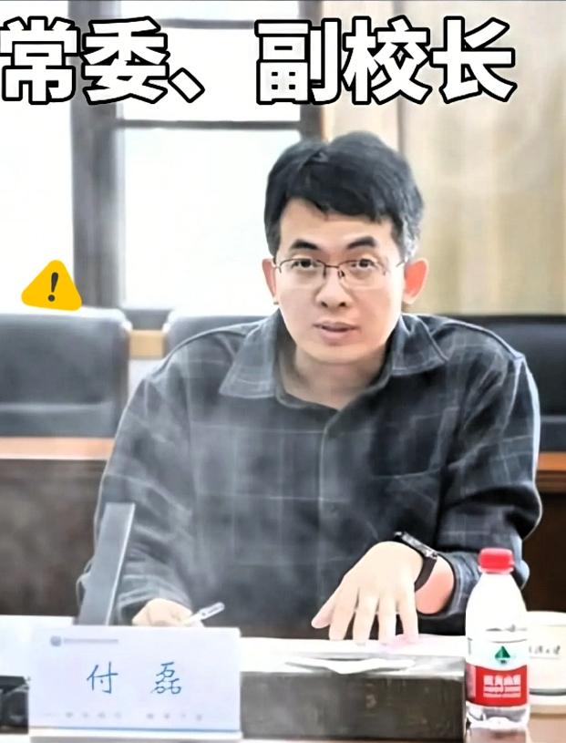 付某妻子为何能忍十年不说，其实明眼人都能看出来，以付某现在的地位，如果没有这档子