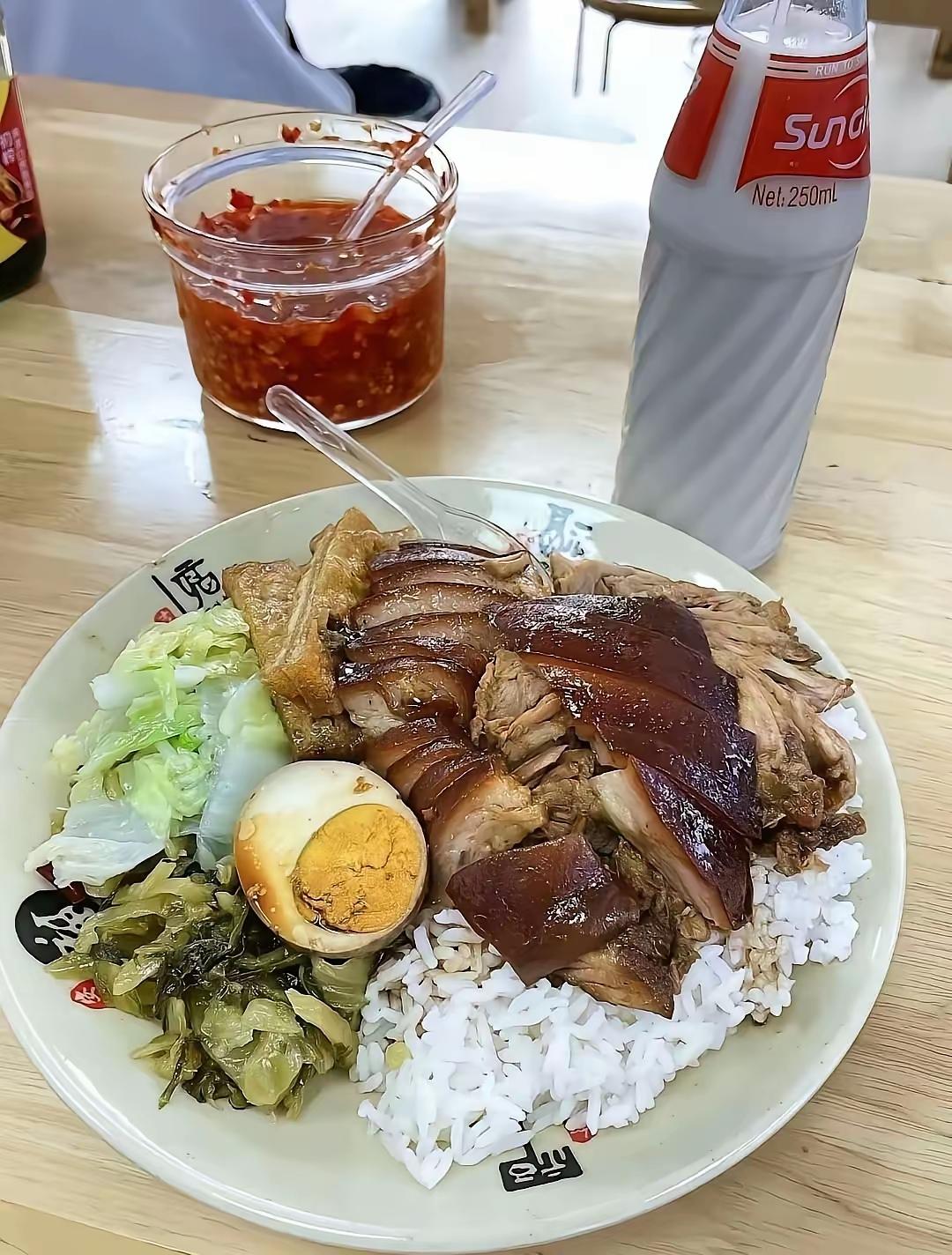 在珠海这里，进店消费还是点了最低价格的那种，一份20块钱的猪脚饭，加上一瓶3块钱