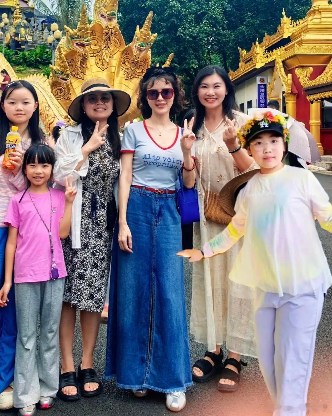 51岁金巧巧带孩子现身云南旅游被偶遇，她的打扮时尚，全身名牌加持，妥妥的豪门精致