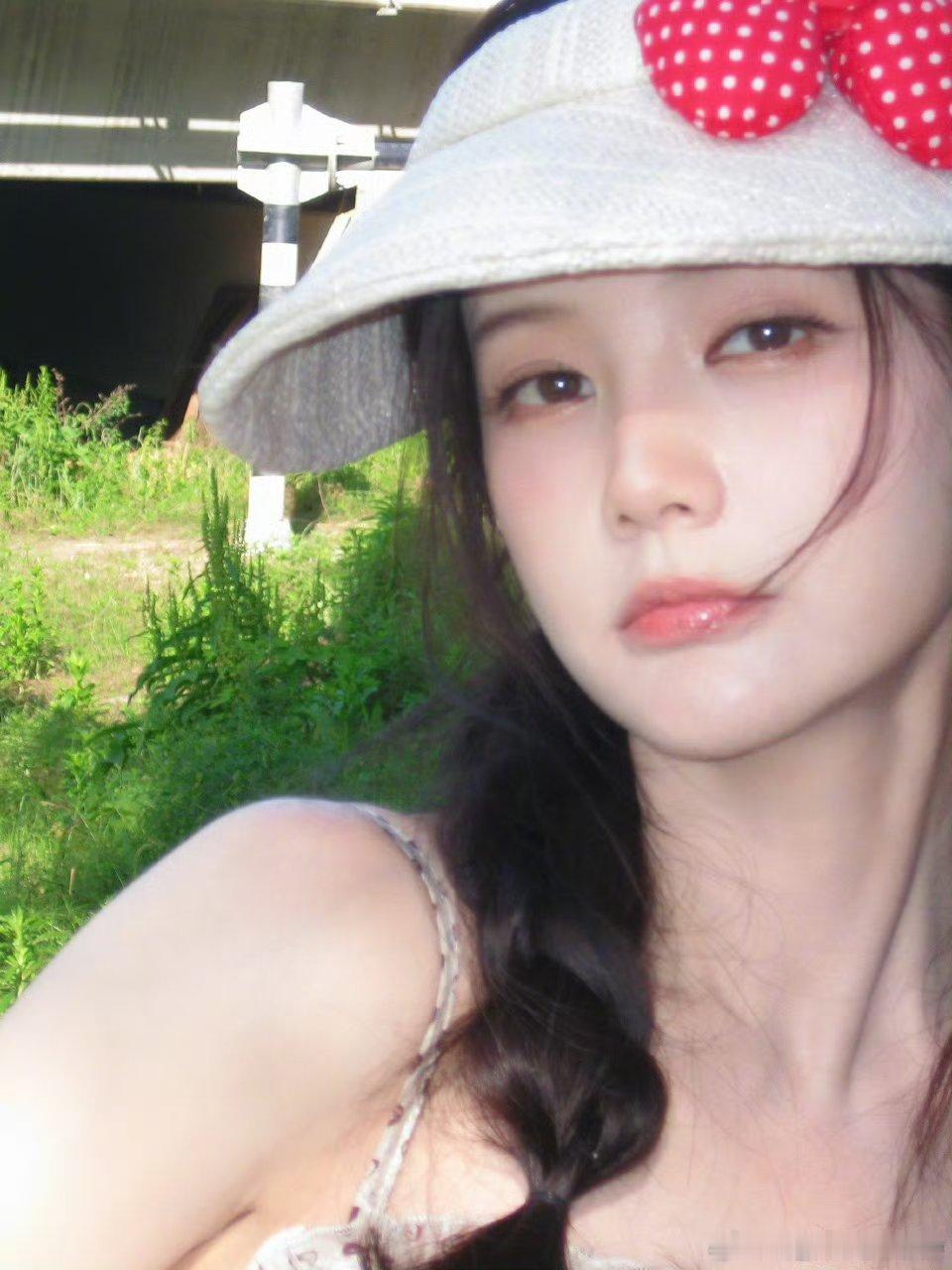 李一桐夏日甜心，十八宫格每张都可以是头像的程度😍😍