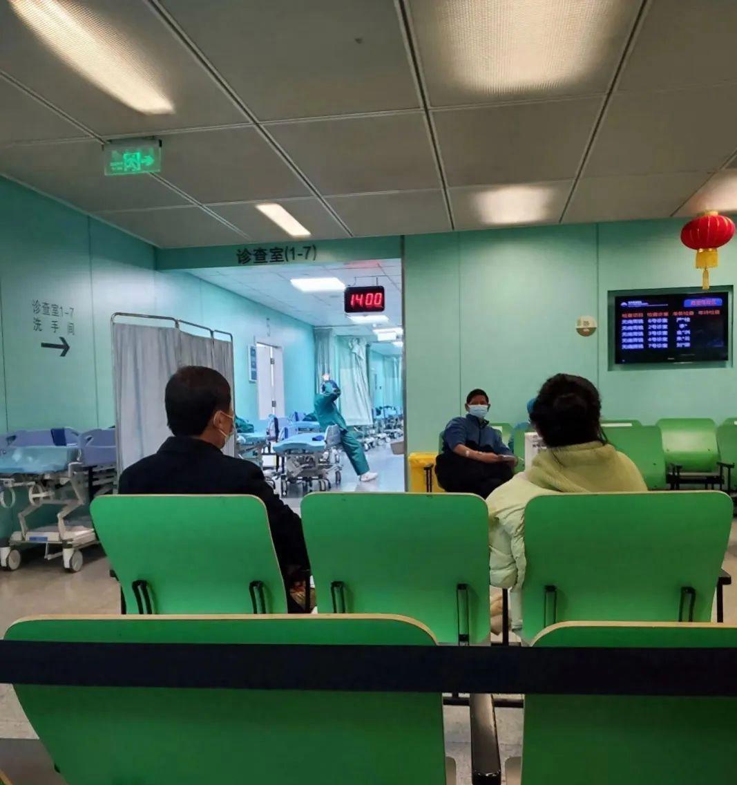 一肠癌患者躺在医院的走廊里泪流满面，原来是因为他女儿五一就要结婚了，女婿竟然查出