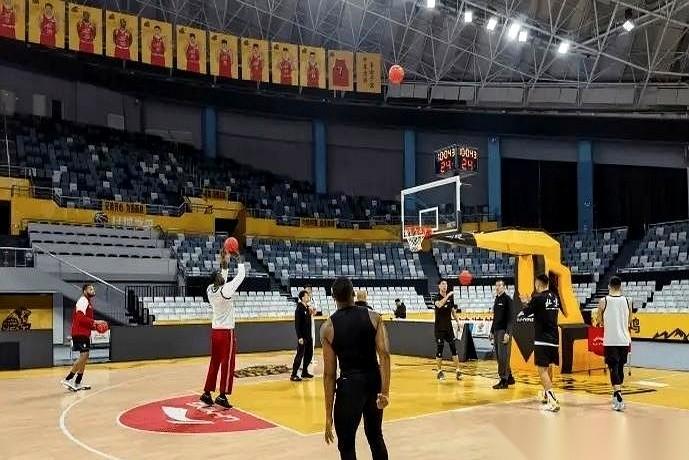 北京对广厦这场球，赛前的火药桶，被广厦主教练王博亲手浇了一盆冷水。话筒递到嘴边