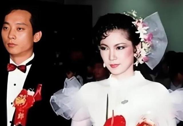 1985年，叛逃的飞行员萧天润和台湾美女主播张德芬结婚了，婚礼上，萧天润满面春风