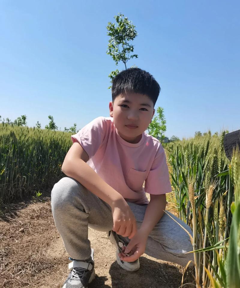 江西一名15岁少年遭遇人生至暗变故！双亲离世仅百余天，尚未走出悲痛阴影。自家田地