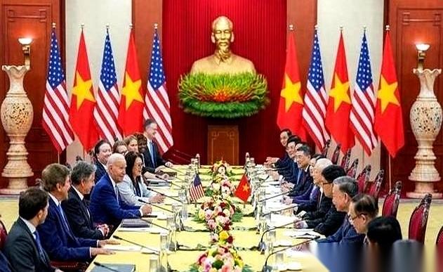 有时候看新闻，真觉得是在看一出黑色幽默剧。主角以为自己中了头彩，拿着一张“优惠