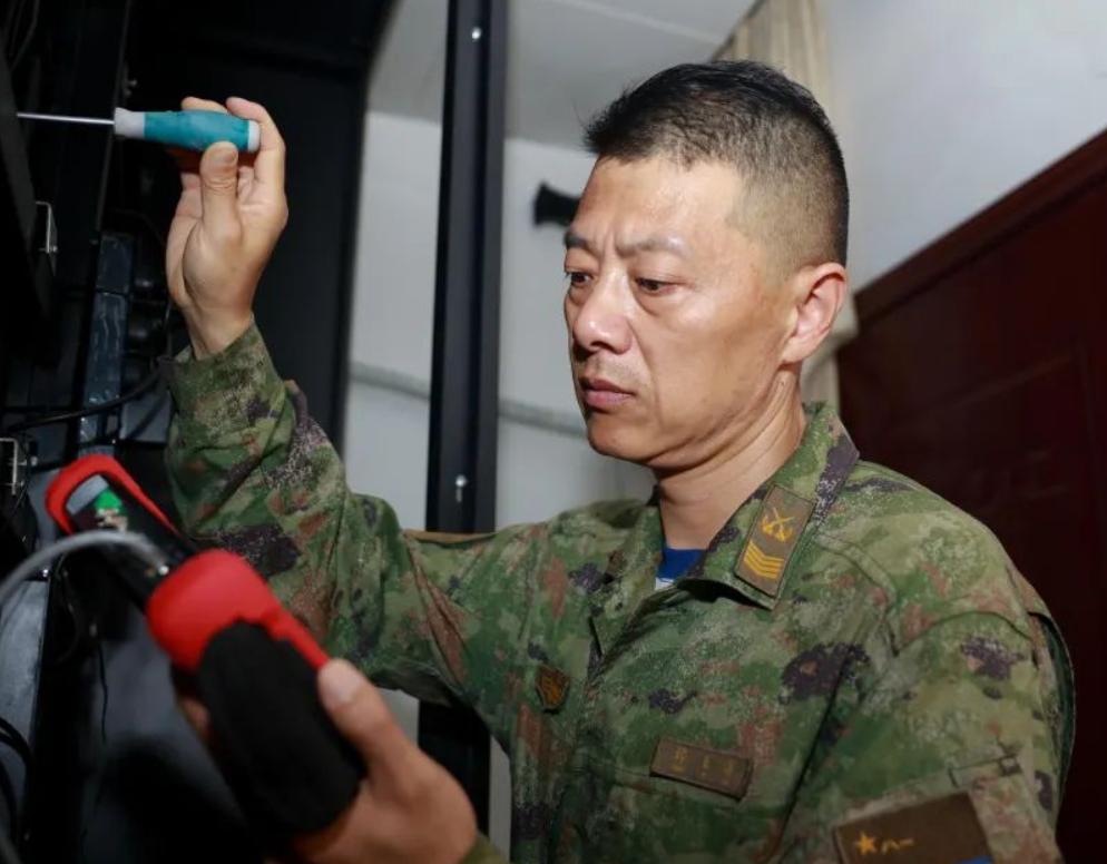 谭业涛，湖北仙桃人，中国东部战区海军某部一级军士长。1994年12月入伍，199