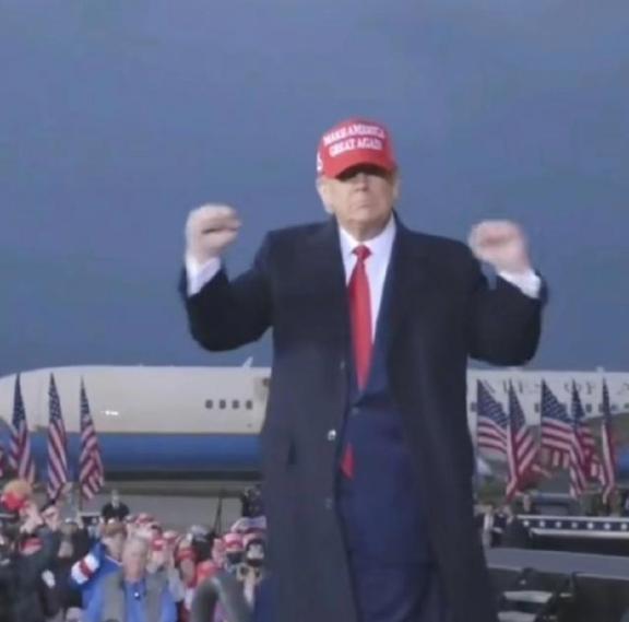 特朗普是美国历史上第一位，也是到目前为止唯一一位在当选总统前，没有任何军事或政府