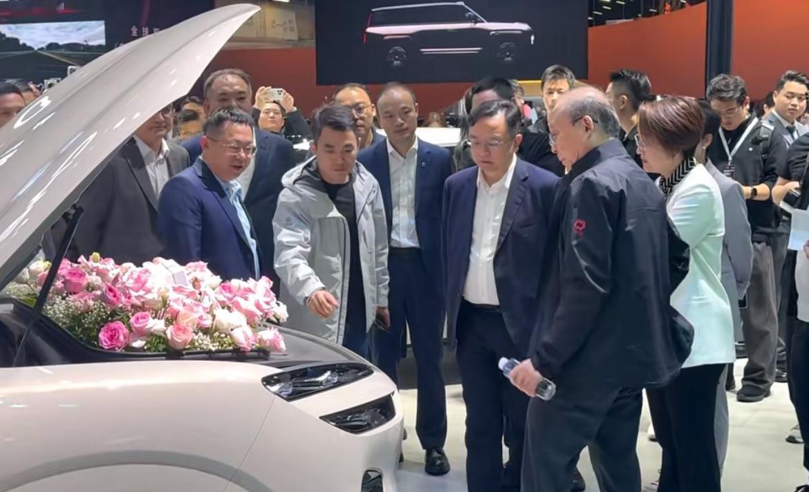 王传福在广州车展巡馆！近日，比亚迪董事长王传福在广州车展巡馆，驻足海洋展区，