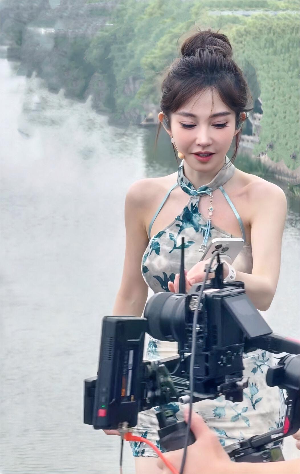 不看全身还挺正常的，镜头一拉远就觉得整体好奇怪热门爆料娱乐明星