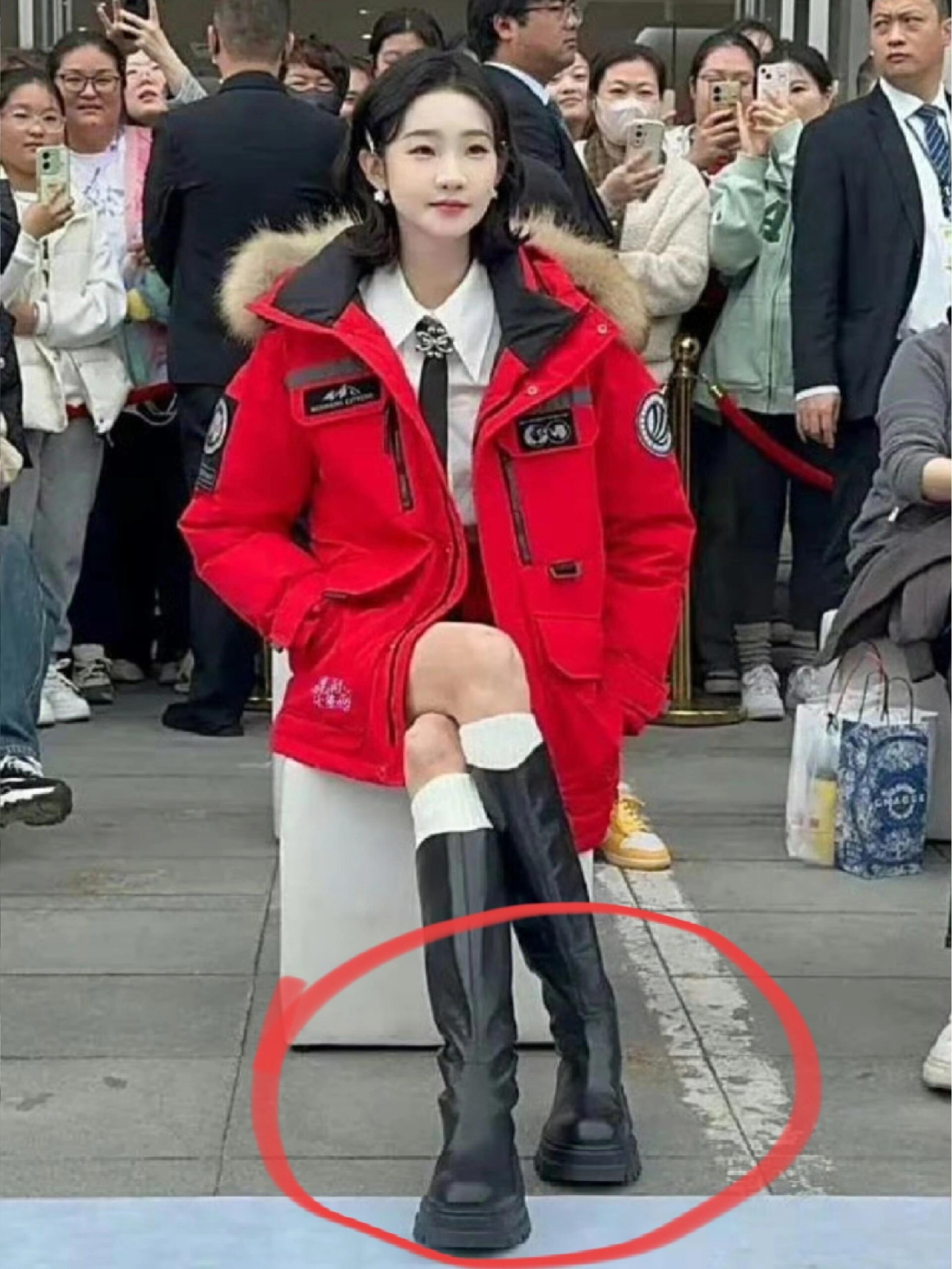 原来跷二郎腿的终极姿势，是张艺凡这样能稳稳踩地！