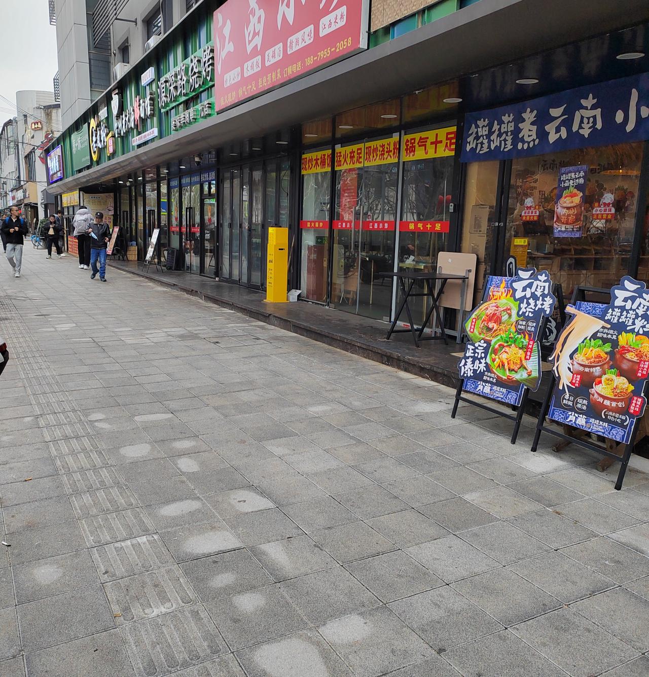 今天已经是大年初九了，但这条街上的小吃店还有三分之一没开业。有的贴着放假通知要到