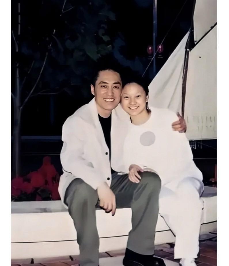这是2000年张艺谋与陈婷热恋期间的一张合影老照片，那时张导50岁，风度翩翩。陈