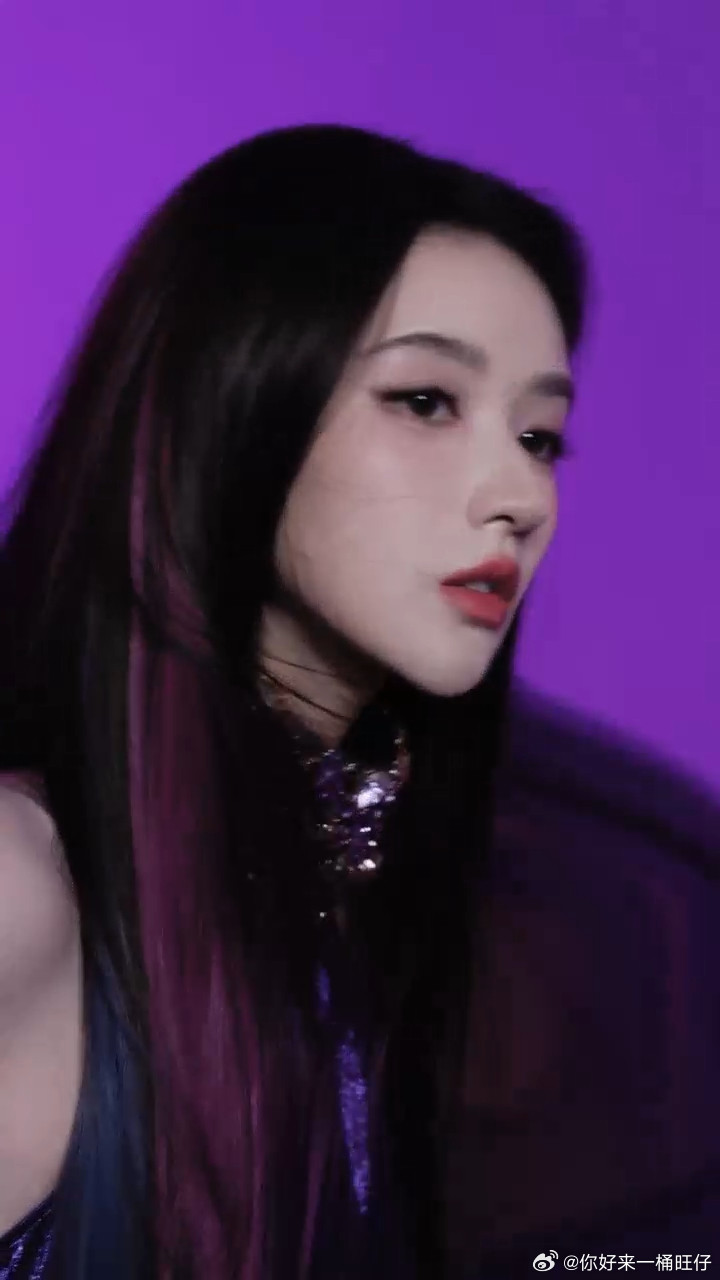 王玉雯冷艳千金妆王玉雯紫色流光裙冷艳千金妆勾勒精致骨相，紫色流光裙自带鎏光滤镜，