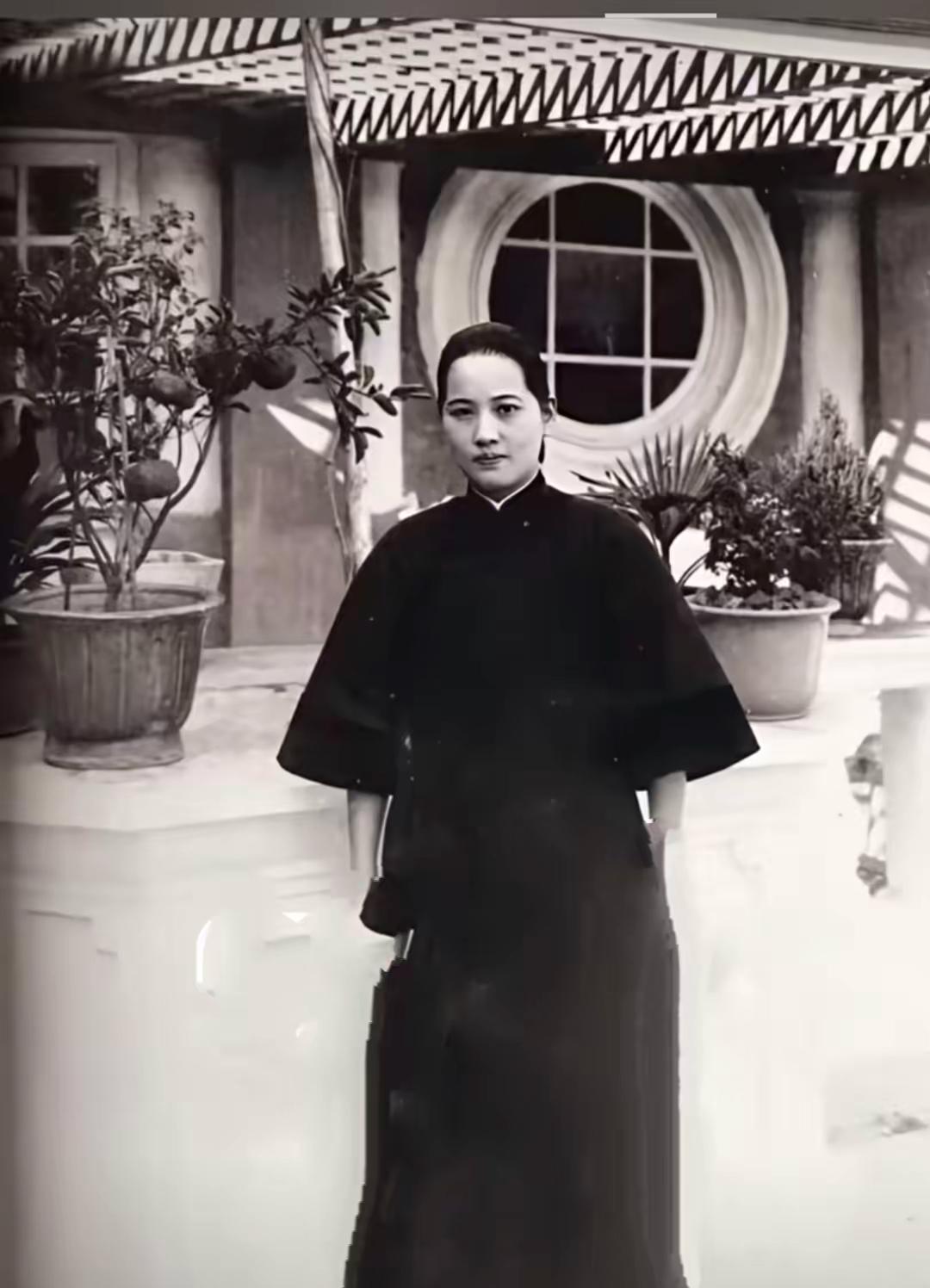 这是宋庆龄在上海寓所花园的真实留影，都看看吧，这可不是演员扮演的。宋庆龄出生