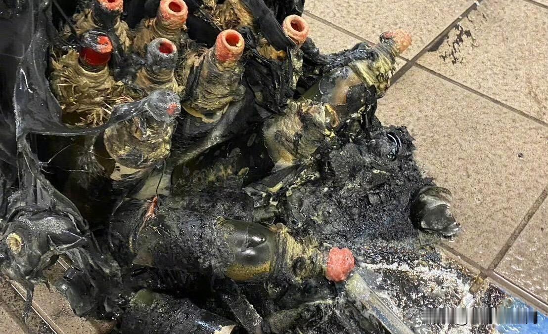 【台北捷运袭击案致四死六伤嫌犯坠楼亡】台北两处捷运站星期五（12月19日）下班