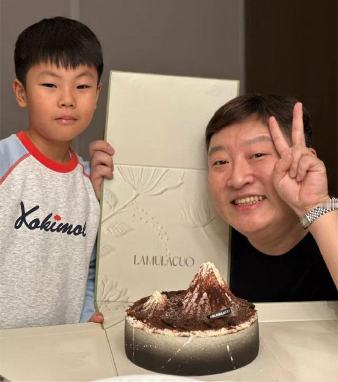 曹鹤阳庆生，晒出与儿子哼哼合影，很是低调。身为德云社人力资源总监兼五队队长，生日