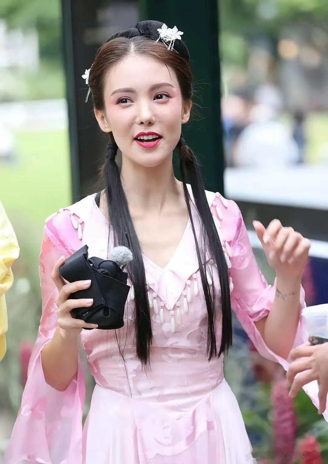 这居然是金晨？她鼻子咋了？