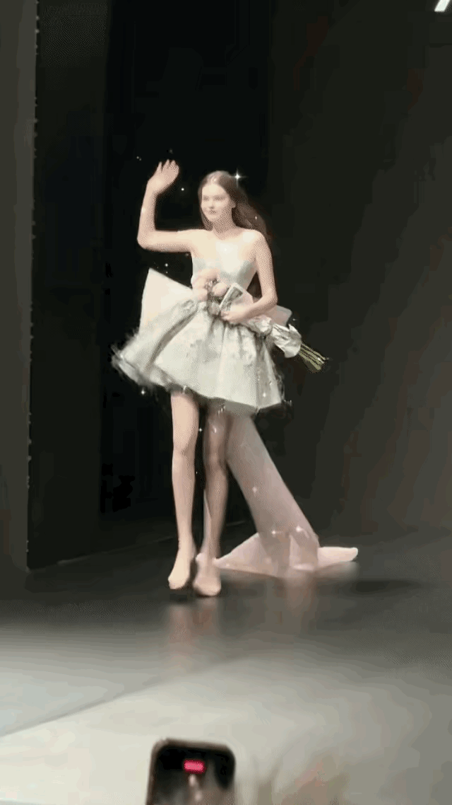 终于知道小说里的霸总在宴会上看到活泼开朗的女主是什么感觉了​​​