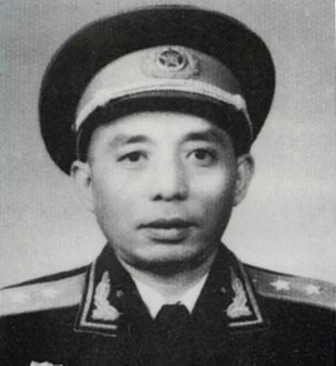 1976年初冬，兰州军区副司令乘坐绿皮火车，前往郑州出差，过了送餐时间，副司令拿