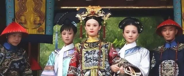 清朝宫里有个奇怪现象：但凡被皇帝宠幸过的妃子，第二天走路都要人搀扶，看起来娇弱得
