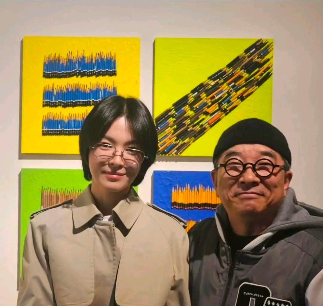 45岁宋慧乔看画展，素颜脸肿起褶，留四边齐短发，网友：老了20岁