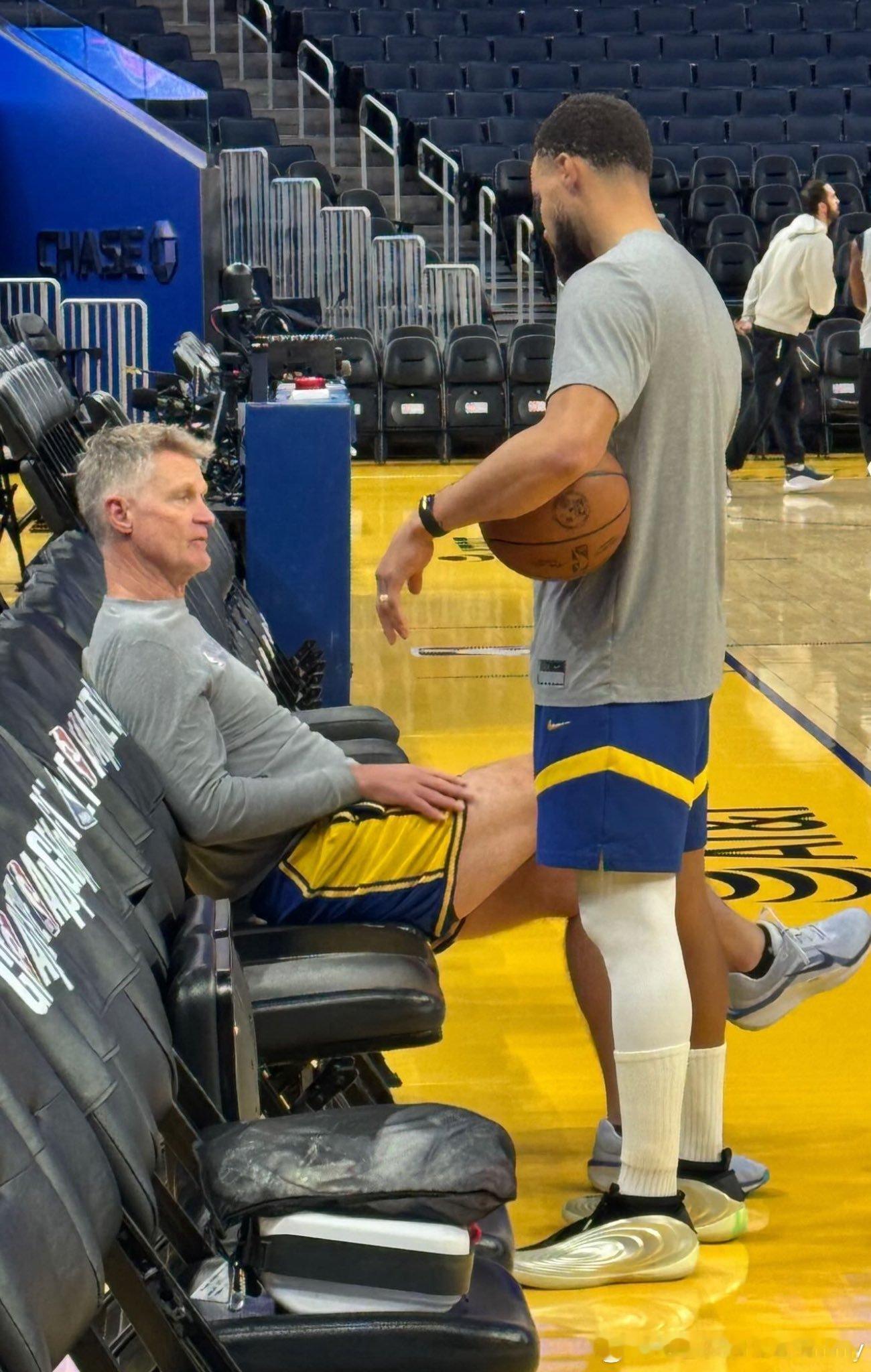 库里今天穿了哈登10👀