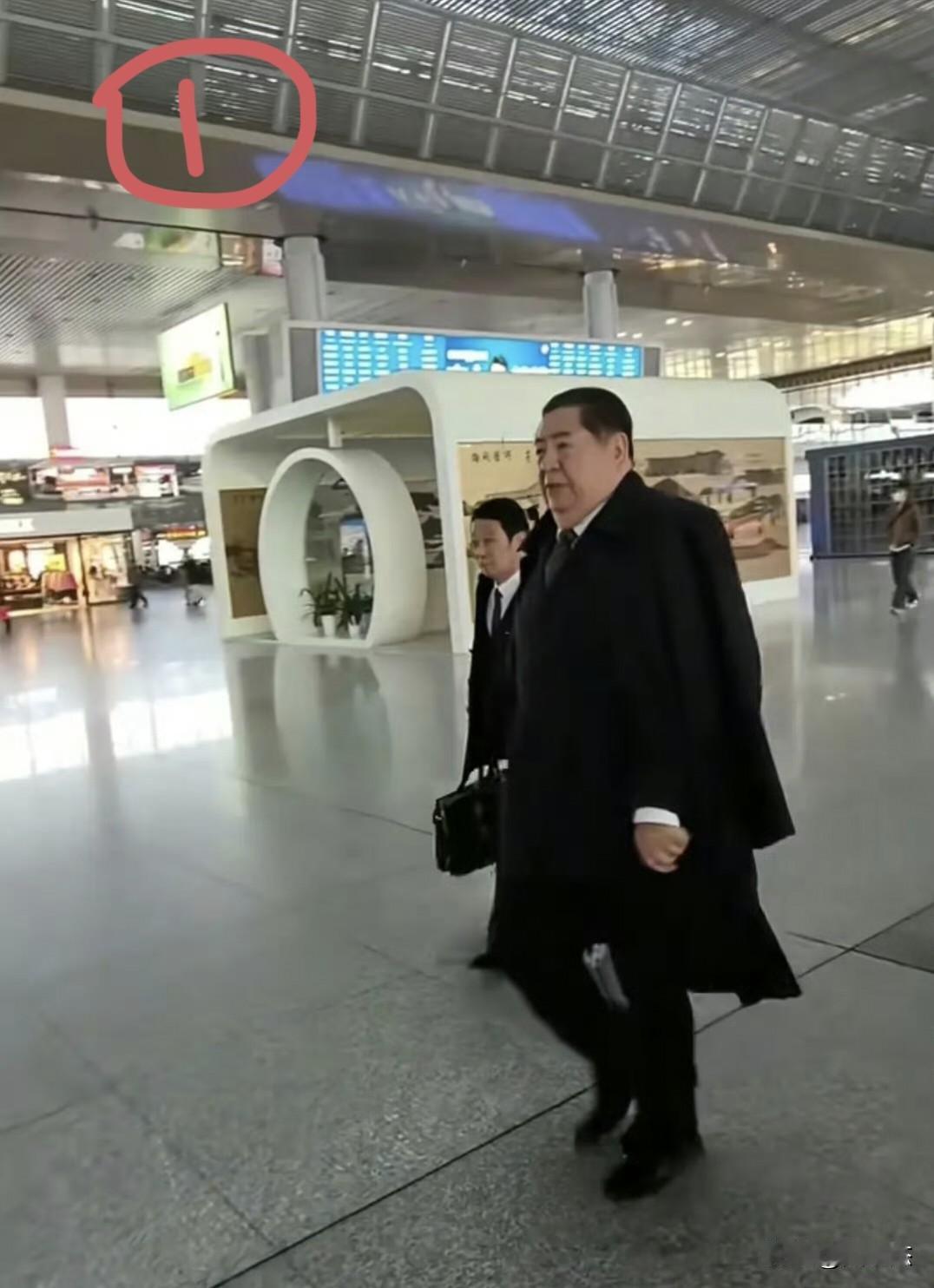 机场偶遇，他俩谁牛？