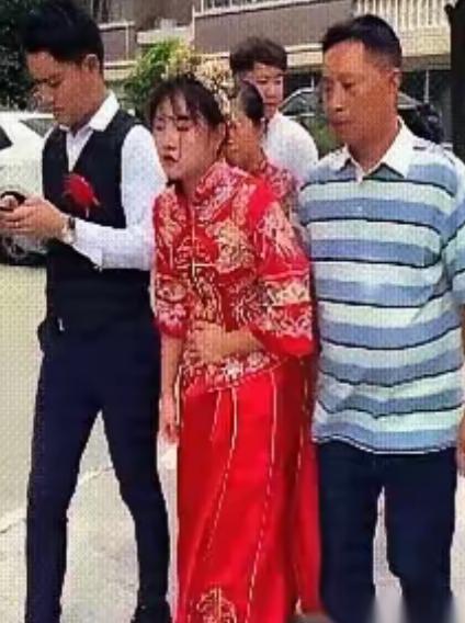 聪明的父亲阻止了卑微的婚礼，大喜之日新娘突然肚子一阵阵绞痛的刚要把手搭上身边新郎