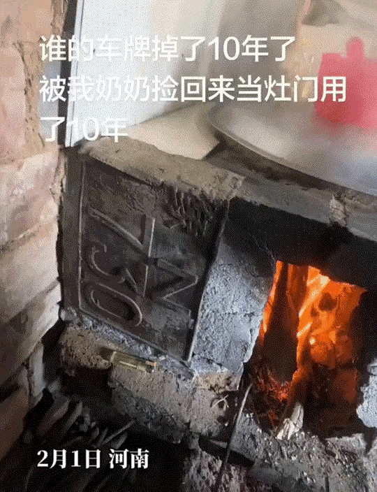 河南，一男子回农村老家，想着用家里的土灶台烧火做饭，于是就走到灶台边准备添柴点火