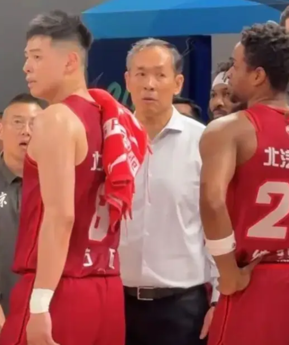 许立民不仅坑了方硕，也用废了邱天！CBA总决赛打到第4场方超巨终于忍不住爆发了。