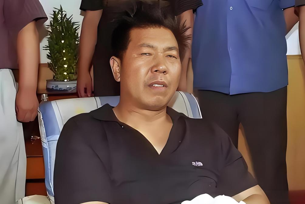 2001年6月12日晚9时许，郑州市中原公安分局建设路派出所的三名民警，按照部署