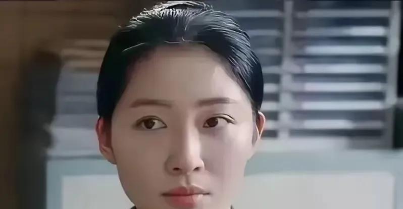 夏星在《利剑·玫瑰》里饰演女警艾心，真是一个既美丽动人又英姿飒爽的美女警察，既冷