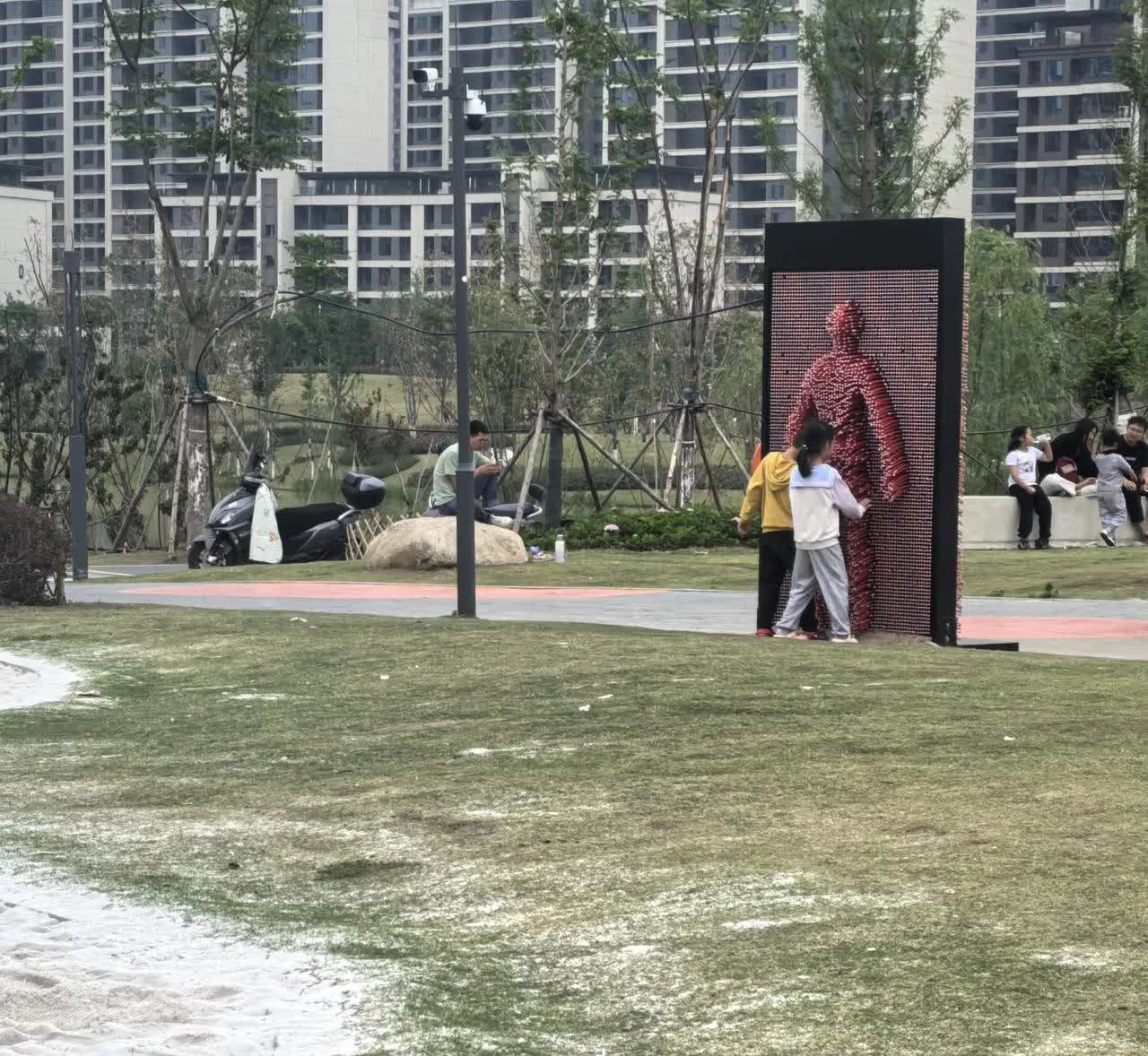 今天一朋友问我买车的事，我说问界M5落地大概需要26万左右。朋友说自己现在只