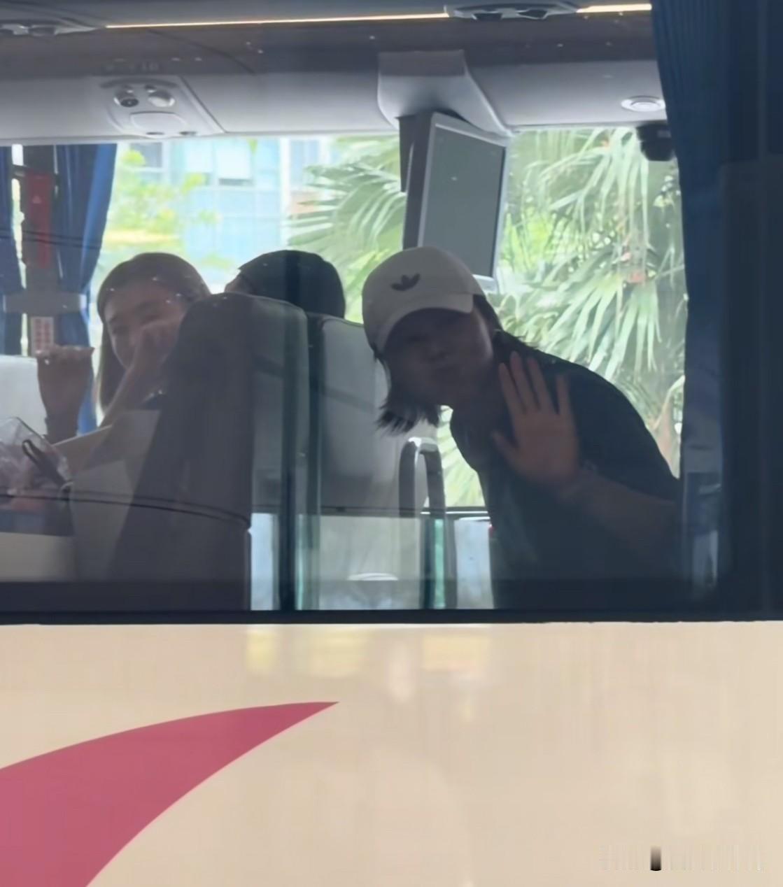 中国女排抵达广东江门，据小道消息称中国女排在广东江门集训一周，备战世界女排联赛总