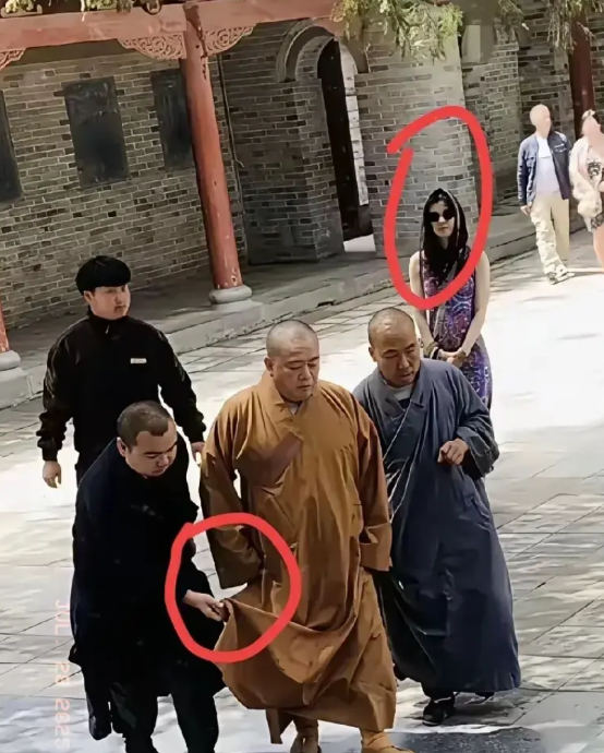 这张照片是炎炎夏日里拍摄的一座祠庙，四周绿树成荫，庙里的建筑上面也留有日影斑驳。
