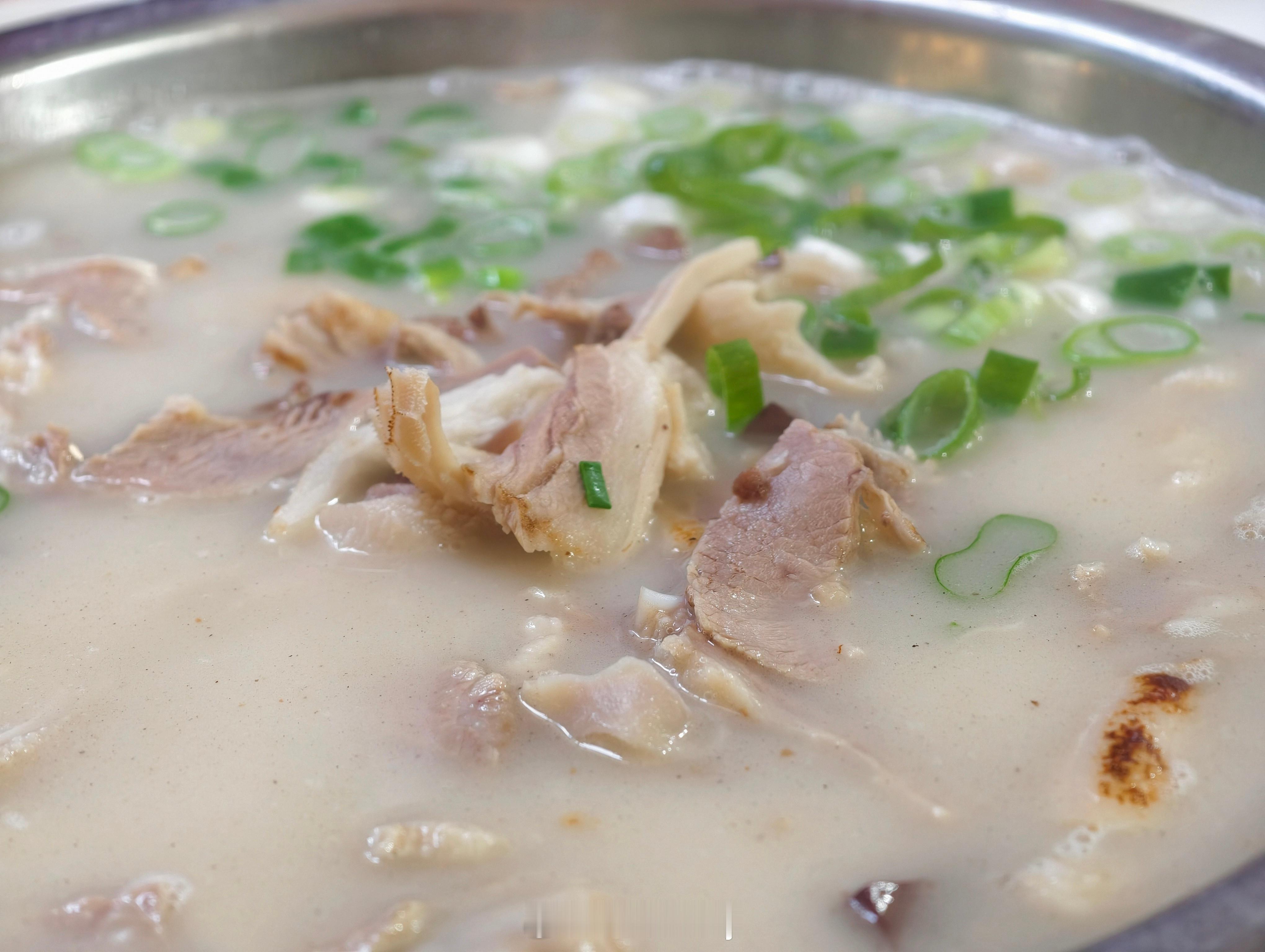 简阳牛肉汤是一绝，配大米饭我能吃一锅。成都回来，开始怀念。​​​