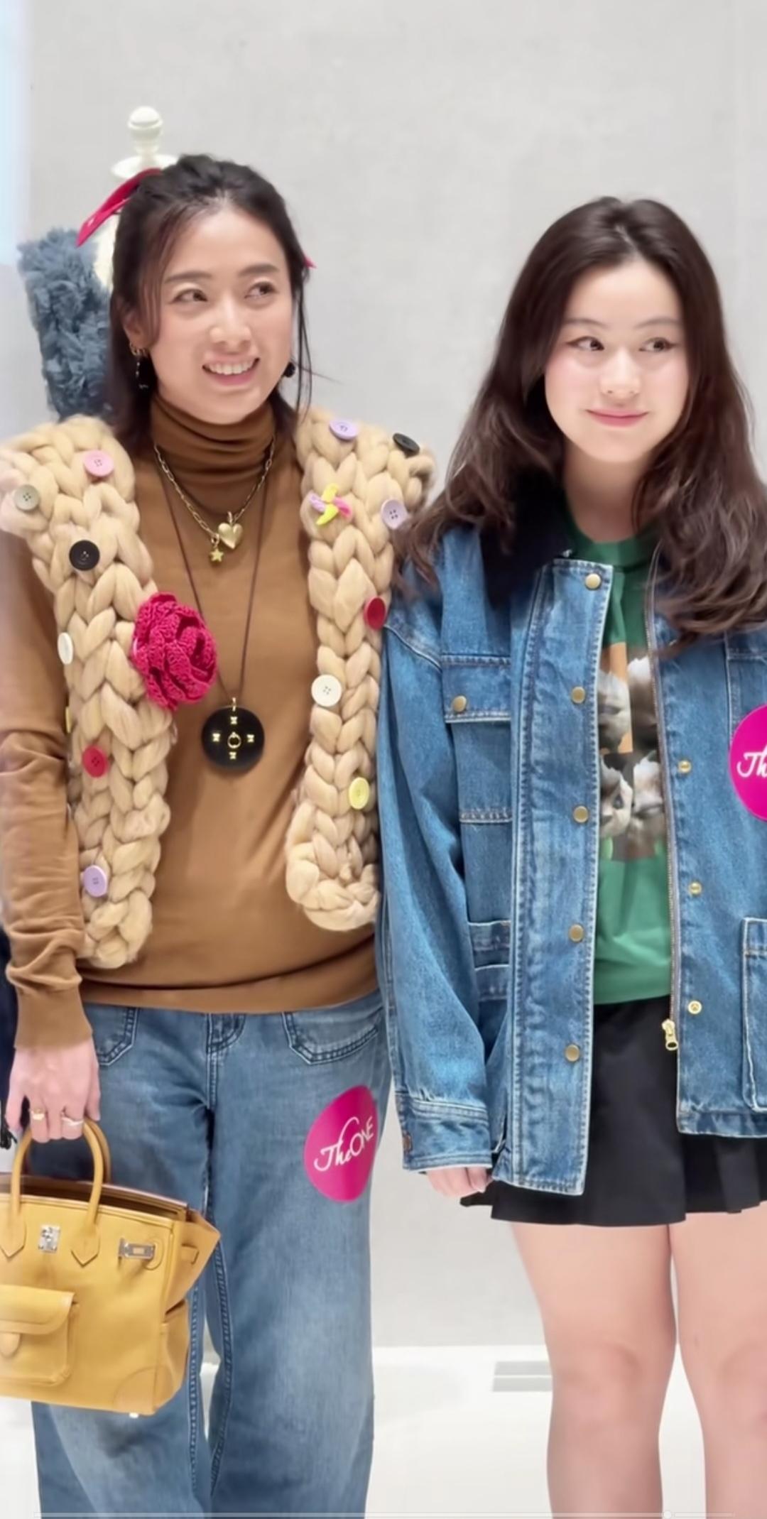 甘比和女儿，不明白有钱人，为什么买不到好看的衣服。