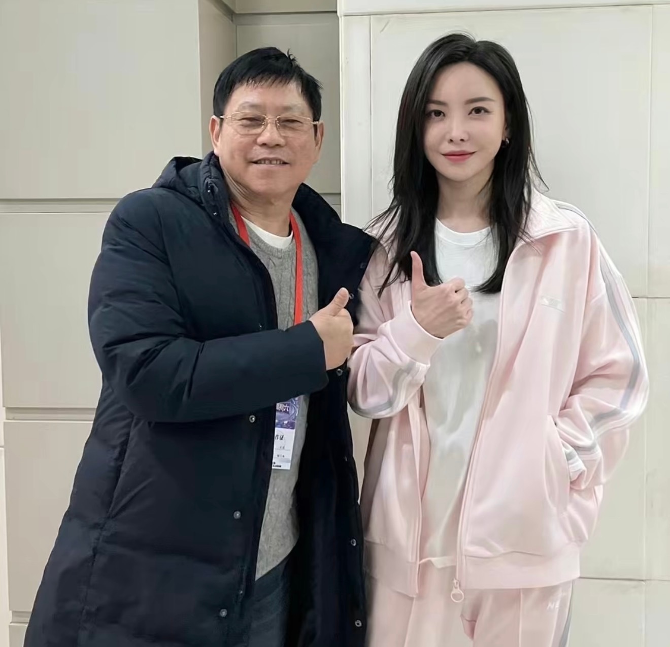 于文文边界世界巡回演唱会合照分享好粉嫩的小猫咪来源：快乐琪哥