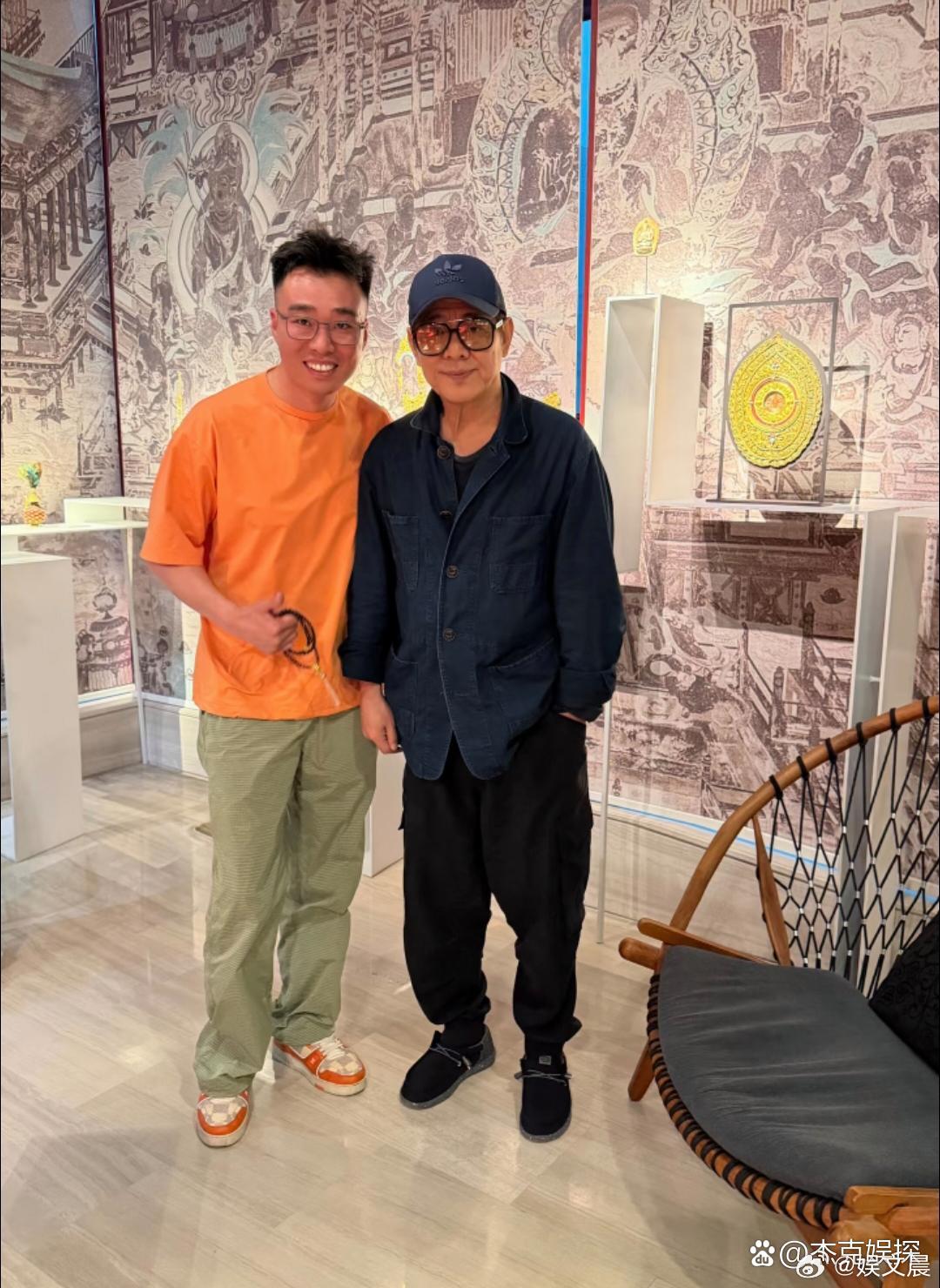 网友在北京商场偶遇63岁李连杰，如今他状态十分出众，面色红润眼神清亮，和从前相比